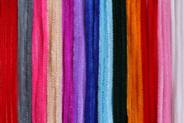Fundo - fios decorativos fofos coloridos, localizados perto uns dos outros.Vista de cima - Foto, Imagem
