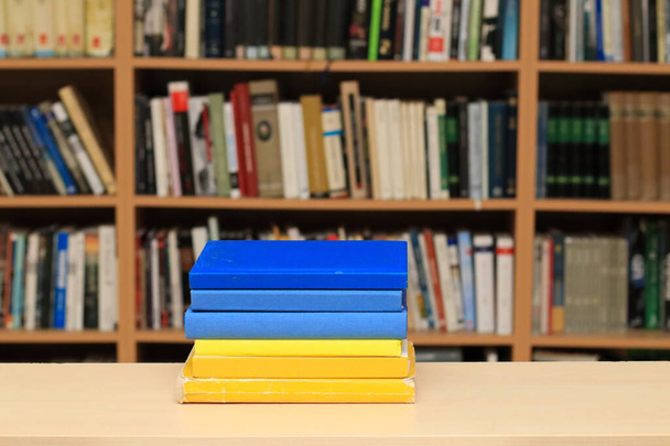 Livros na mesa na biblioteca em cores Ucrânia - Foto, Imagem