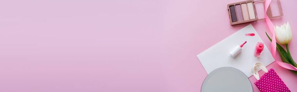 πάνω άποψη της πινελιά στην κάρτα κοντά βερνίκι νυχιών, λευκή τουλίπα, σκιά ματιών και τσάντα αγορών σε ροζ, banner - Φωτογραφία, εικόνα