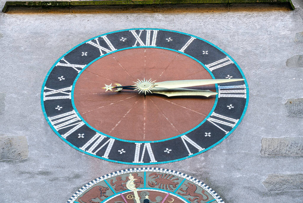 Zoug, Suisse - 31 décembre 2021 : Gros plan d'une ancienne horloge sur la tour dans la ville de Zoug en Suisse - Photo, image