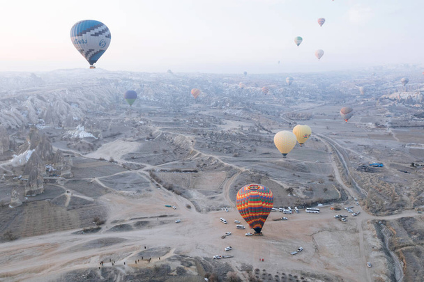 Heißluftballons fliegen bei Sonnenaufgang in Kappadokien, Türkei - Foto, Bild