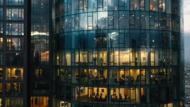 Vista aérea: rascacielos de oficinas en el corazón de Frankfurt, Europa - Imágenes, Vídeo