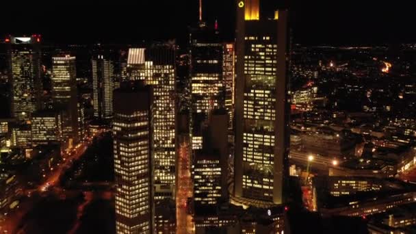 Letecký pohled: kancelářský mrakodrap v srdci Frankfurtu nad Mohanem, Evropa v noci - Záběry, video