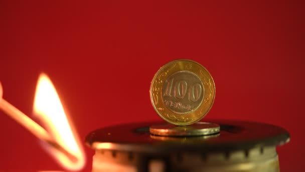 100 kazašských tenžových mincí na hořáku - Záběry, video
