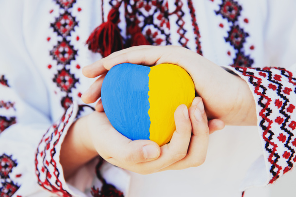 Menina em bordado ou camisa bordada manter a forma do coração com bandeira Ukrane - Foto, Imagem