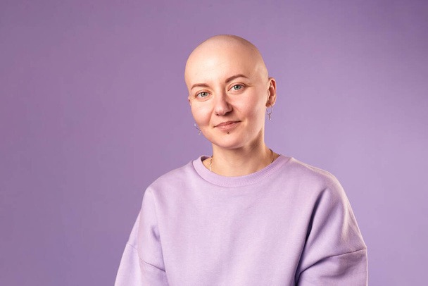 Νεαρή γυναίκα που πάσχει από καρκίνο γελάει χαμόγελο αισθάνονται θετικά για τη μελλοντική ανάρρωση. Χιλιετή γυναίκα με ξυρισμένο κεφάλι - Φωτογραφία, εικόνα