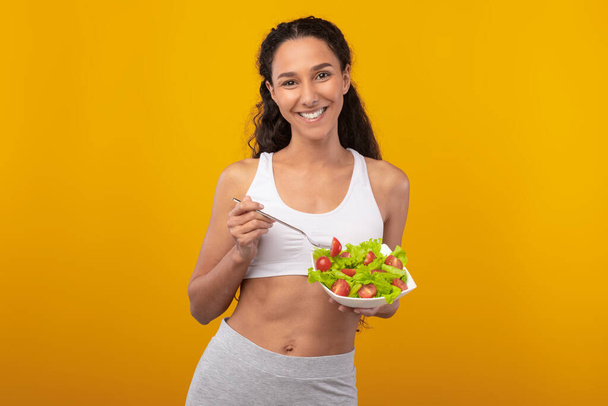 Портрет улыбающейся женщины с салатом в руках - Фото, изображение