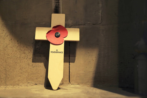 Dřevěný kříž s červeným mákem na Den památky. - Fotografie, Obrázek
