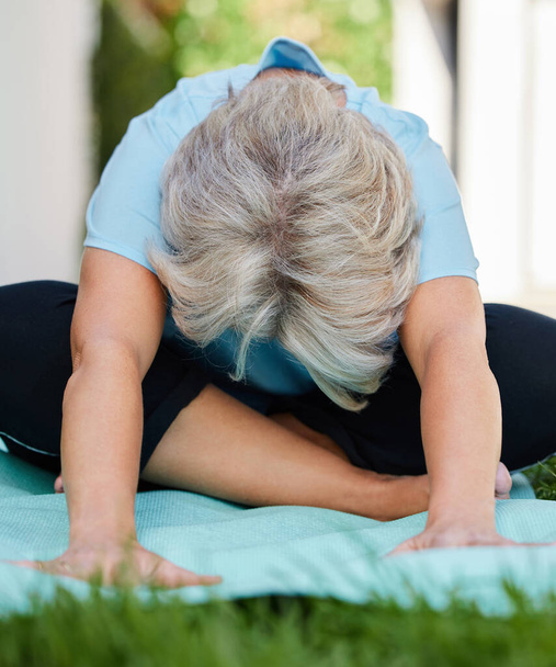 Fully grey but still flexible. Shot of a senior woman doing yoga outside in her yard. - Zdjęcie, obraz