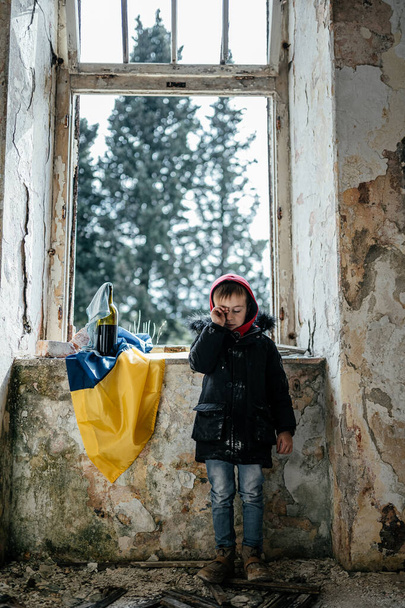 Little Boy in a Ruined House War in Ukraine Ukrainian flag - Zdjęcie, obraz