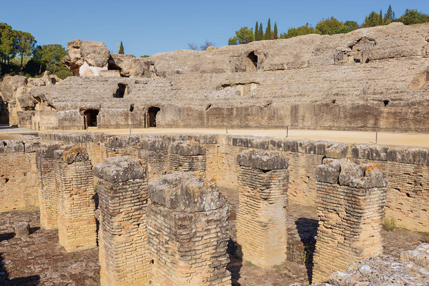 Фосса бестиария в амфитеатре Италики, археологическое место на окраине Севильи - Фото, изображение