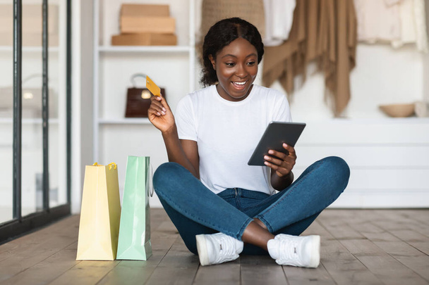 Africano Senhora Compras Usando Tablet E Cartão de Crédito Em Casa - Foto, Imagem