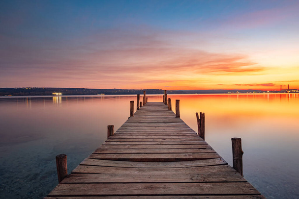 Petit quai ou jetée en bois et le lac de mer au coucher du soleil - Photo, image