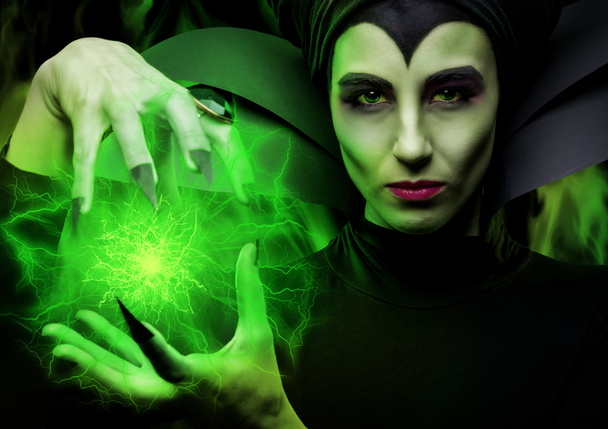 Cadı holding sihirli top - Fotoğraf, Görsel