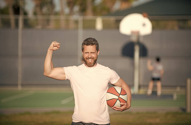 actividade de Verão. homem musculoso feliz com bola de basquete. treinador esportivo ou jogador de basquete - Foto, Imagem