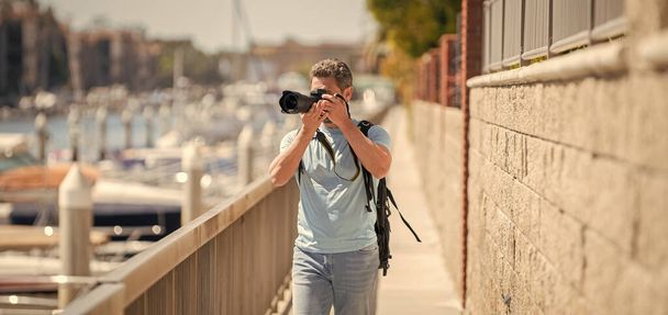 Фріланс подорожі фотограф людина робить фотографії, використовуючи камеру під час літніх канікул, фотографії
 - Фото, зображення