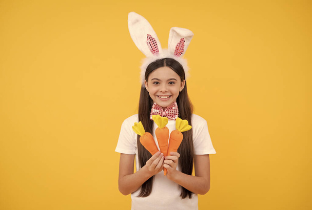 szczęśliwy Wielkanoc dziecko dziewczyna w królicze uszy i muszka trzymać marchew, szczęśliwy Wielkanoc - Zdjęcie, obraz