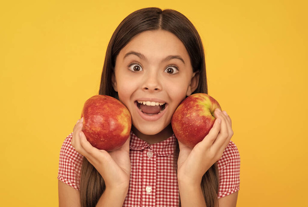 zaskoczony dzieciak trzymać zdrowe owoce jabłka z witaminą, zęba - Zdjęcie, obraz