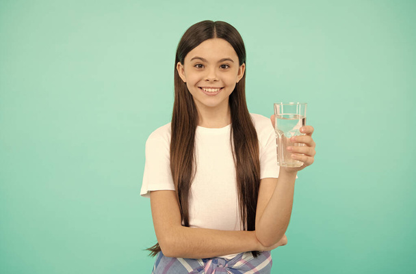 10代の女の子がミネラルドリンクを飲みに行く。健康的な子供時代を。体内の水のバランス. - 写真・画像