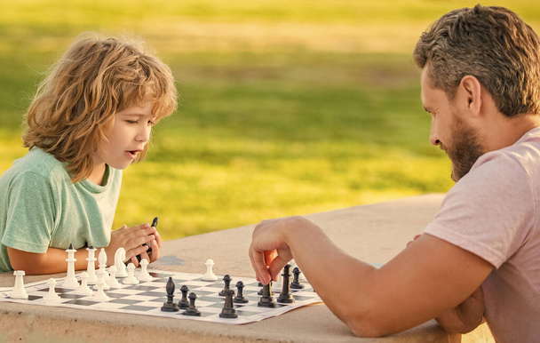 Birlikte vakit geçirmek. Stratejik ve taktiksel. Özel ders. baba ve çocuk mantık oyunu oynuyorlar. - Fotoğraf, Görsel