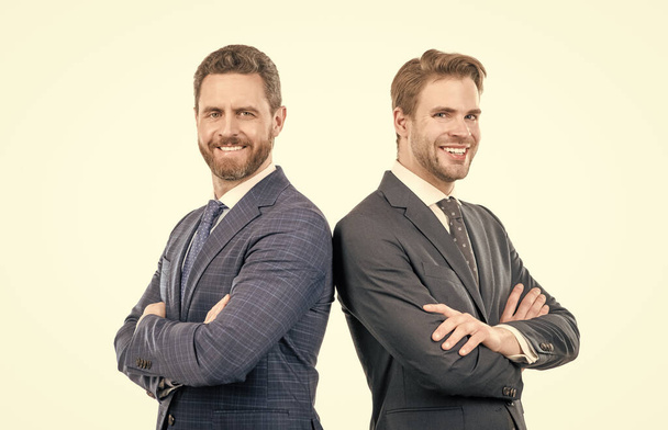 δύο ευτυχείς επιχειρηματίες με κοστούμι σταυρωμένα χέρια που απομονώνονται σε λευκό, ηγεσία - Φωτογραφία, εικόνα