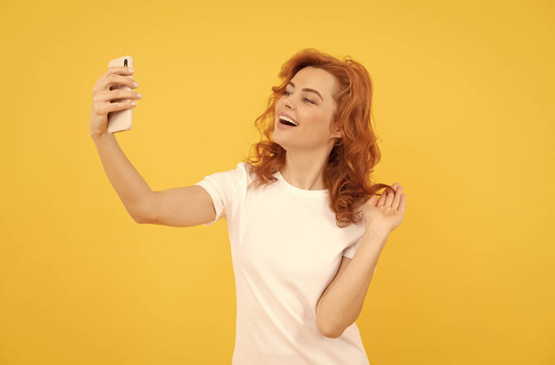 Gülümseyen kız blogcu. Mutlu kadın akıllı telefonuyla selfie çekiyor. Selfie Kraliçesi - Fotoğraf, Görsel