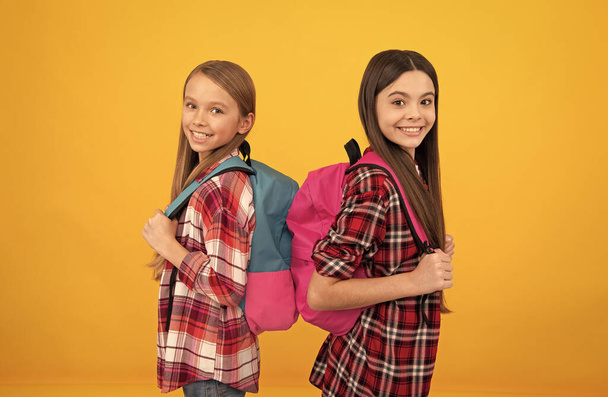 Konzept der Bildung. Kinder mit langen Haaren auf gelbem Hintergrund. september 1. - Foto, Bild