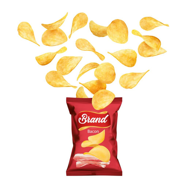 Хрустящие картофельные чипсы, летящие в пакет, реалистичный вектор закуски или чипсы и пакетик с 3D-упаковкой. Изолированный бекон со вкусом хрустящих чипсов или хрустящие ломтики жареного картофеля плавающие вокруг красного пакета - Вектор,изображение