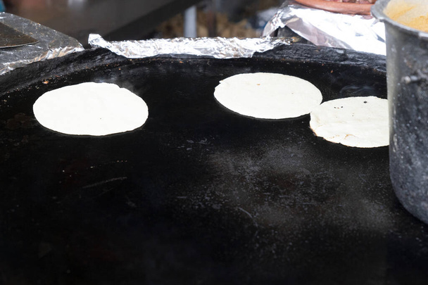 Тортільї мексіканців під час приготування їжі закриваються. - Фото, зображення