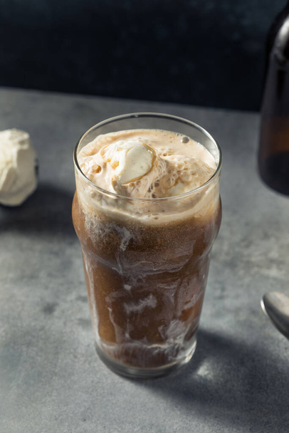 Cold Stout Beer Ice Cream Float in a Pint Glass - Фото, зображення