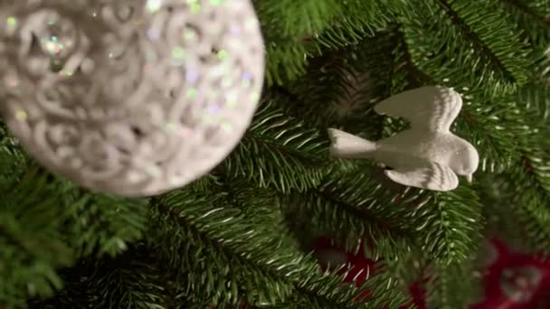 Vogelvormig kerstspeelgoed, decoratieve bal op achtergrond van kerstdoos - Video
