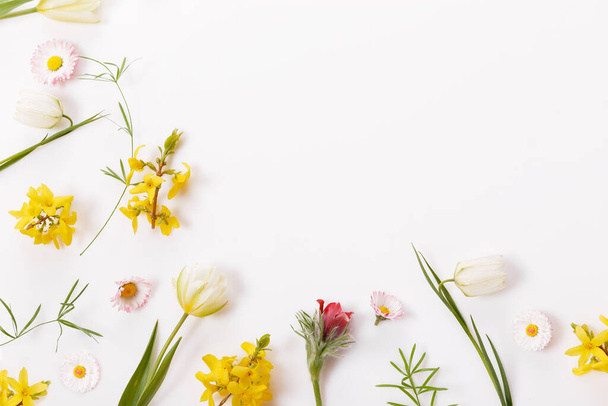 Cornice primaverile di piccoli fiori e margherita, disposizione floreale - Foto, immagini