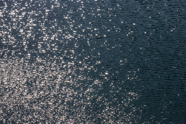 Licht, sterren, reflecties op het wateroppervlak in het voorjaar. - Foto, afbeelding