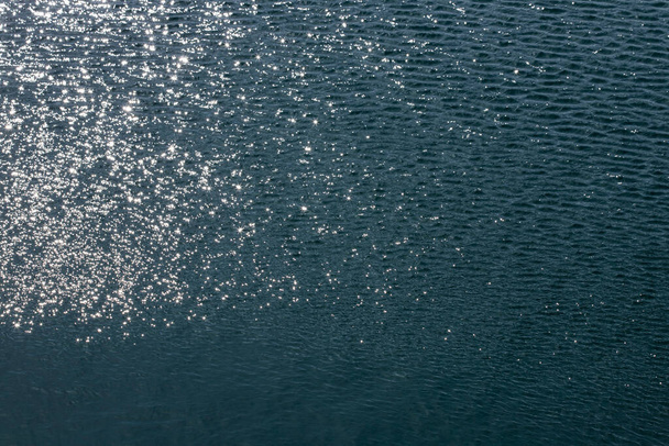 Lights, stars, reflections on the surface of the water in spring. - Foto, imagen