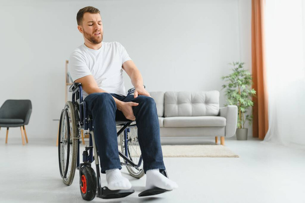 Capaz de deficientes tentando se levantar da cadeira de rodas
 - Foto, Imagem