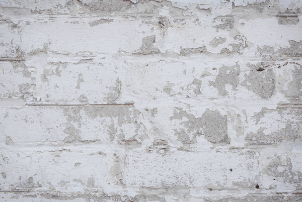 Texture d'un mur de briques avec des fissures et des rayures qui peuvent être utilisées comme fond - Photo, image