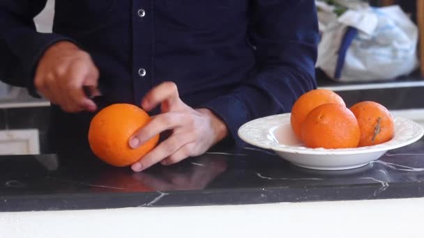 ナイフでイチゴを切るキッチンの男 - 映像、動画