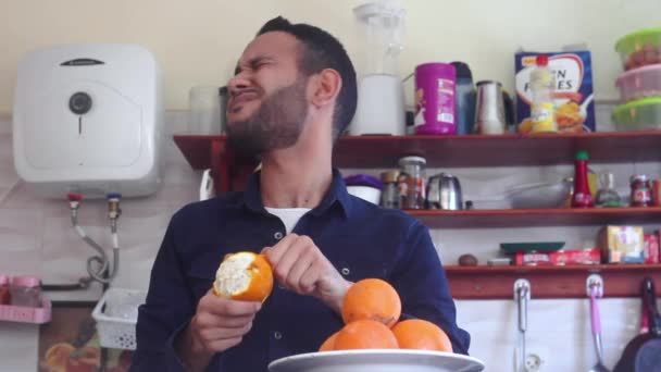 Mężczyzna w kuchni cięcia truskawki z nożem - Materiał filmowy, wideo