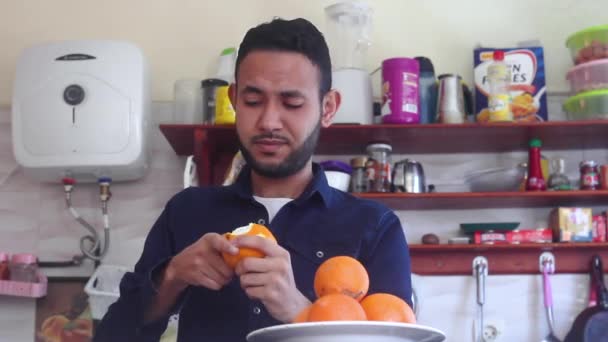 Mężczyzna w kuchni cięcia truskawki z nożem - Materiał filmowy, wideo