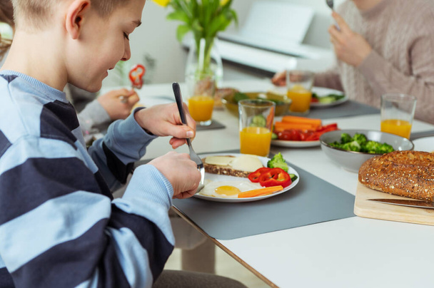 Family having healthy breakfast at home in the morning - Zdjęcie, obraz