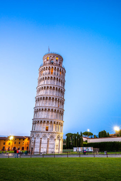 Piazza dei Miracoli Pisan kaltevalla tornilla, Italia
 - Valokuva, kuva