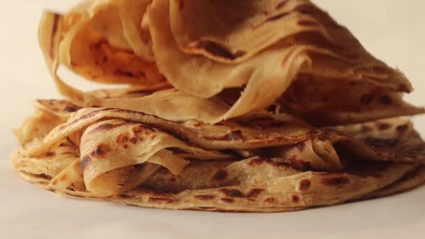 Sistemare la Parotta o la Porotta a strati su un piatto. La parotta è un pane piatto a base di Maida o Atta, in alternativa noto come pancake a fiocco. È un alimento preferito del Kerala. - Filmati, video