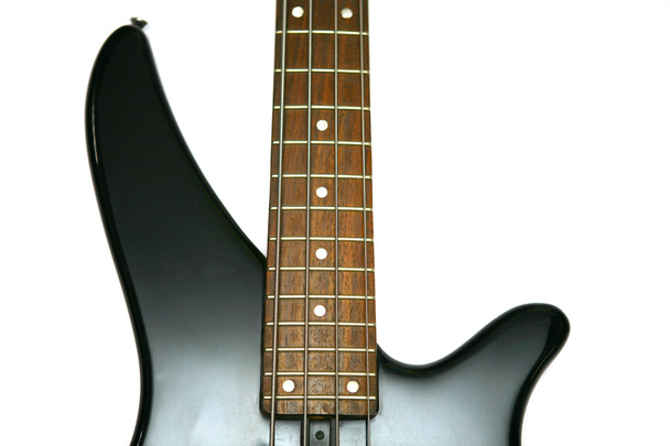 Fragment einer schwarzen E-Gitarre mit vier Saiten - Foto, Bild
