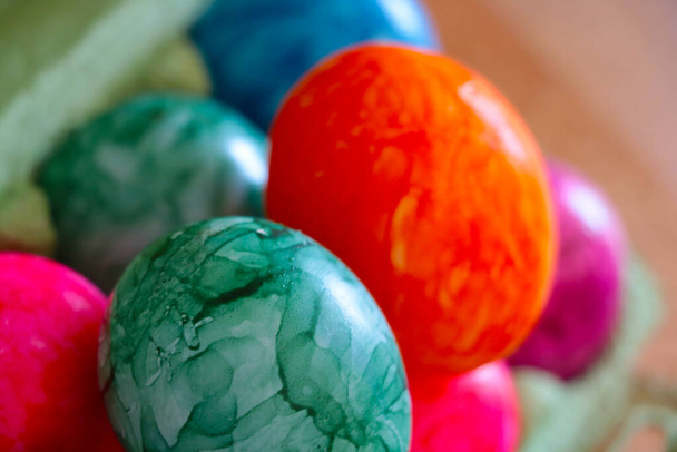 Foco seletivo, ovos de Páscoa multicoloridos em um pacote de papelão - Foto, Imagem