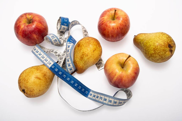 Αχλάδι, μήλο από κοντά. Δίαιτα για απώλεια βάρους. Υγιή φρούτα. αντίγραφο χώρου για κείμενο - Φωτογραφία, εικόνα