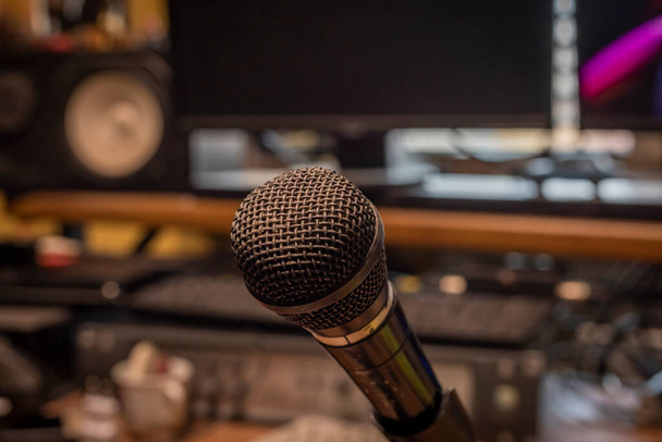 Аксесуари музичної студії з мікрофонами на дерев'яних кольорових столах
 - Фото, зображення