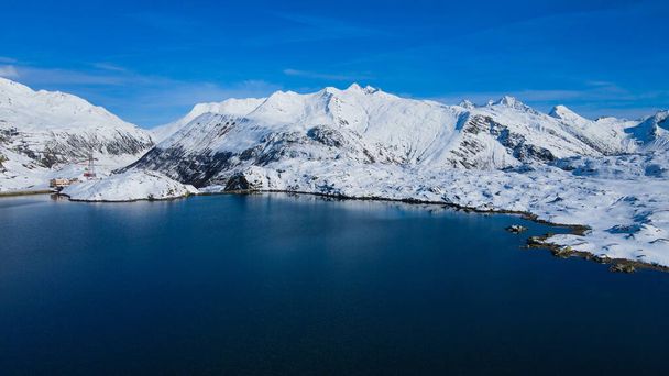 Αεροφωτογραφία πάνω από ένα όμορφο παγετώνα στην Ελβετία - Φωτογραφία, εικόνα