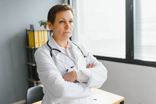 Portrait of a middle aged female doctor - Foto, Bild