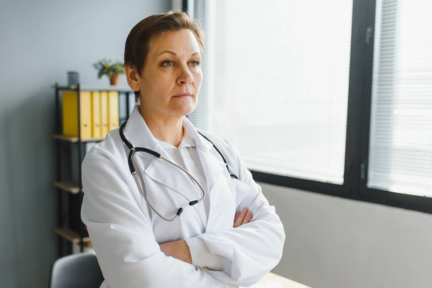 Portrait of woman doctor in hospital - Фото, изображение