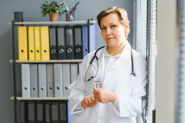 Portrait of woman doctor in hospital - Фото, зображення